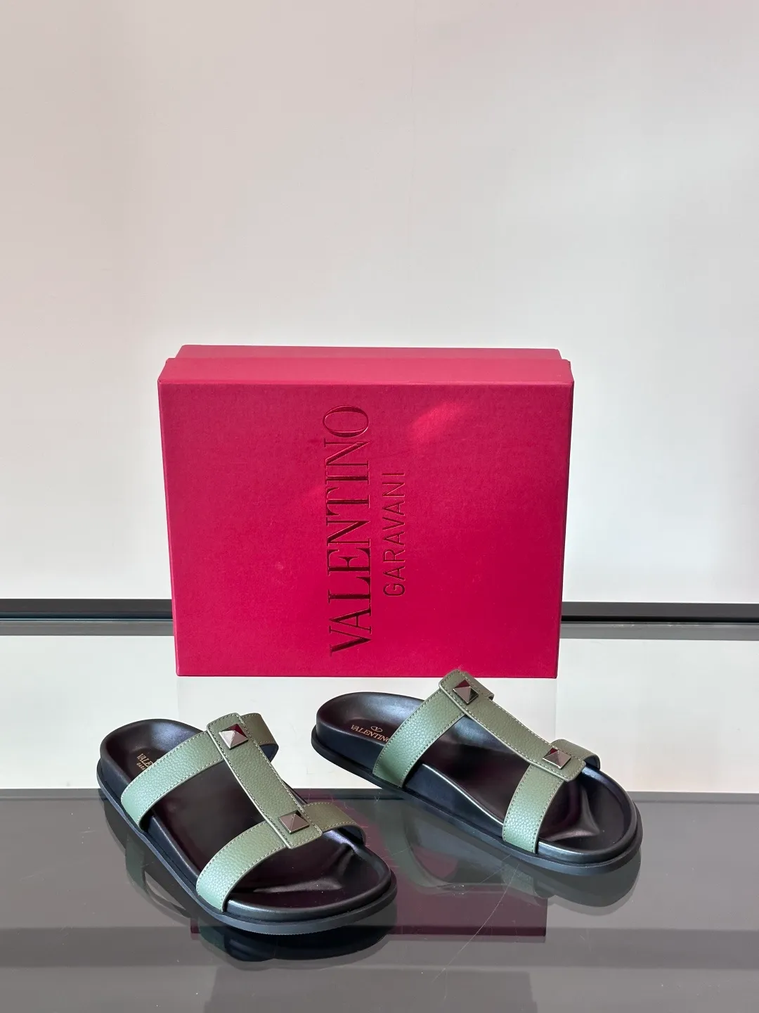 Men's shoes 💰p320 "VALENTINO" Valentino Men's 🧍‍♂️ Spring and summer new style metal rivet flat slippers, elegant sandals, the same style worn by celebrities, original molding, imported calfskin. Rubber outsole. Soft and durable, full set of counter packaging size: 39-44 (customized at 38.45.46)